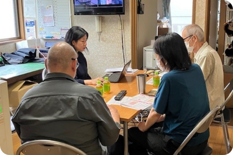 パート社員向けにテレビ電話を活用して、年収の壁や社会保険加入に関する講習会を実施し、今後の対応を検討・提案。
