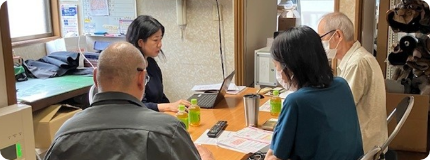 パート社員向けにテレビ電話を活用して、年収の壁や社会保険加入に関する講習会を実施し、今後の対応を検討・提案。